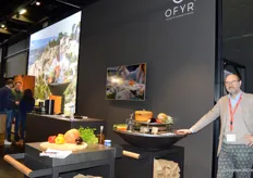 Hans Goossens toonde trots de producten van Ofyr (Outdoor Lifestyle). Ofyr is ontstaan uit het verlangen om het buiten koken te transformeren van een eenzame naar een gedeelde activiteit. Met hulp van een team getalenteerde ontwerpers is het assortiment uitgebreid met buitenmeubilair, kookgerei en accessoires.